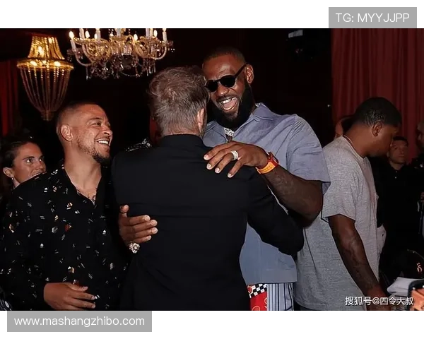 詹姆斯与足球明星亲密互动揭示运动员之间的友谊与合作精神