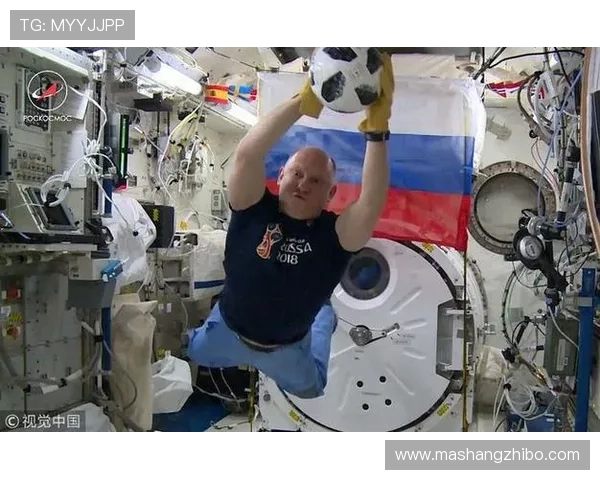 足球明星的奇幻世界创意夸张画展现运动与艺术的完美结合