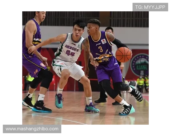 深入解读上海篮球队战术特点与对手策略的全面对比分析 深入解读上海篮球队战术特点与对手策略的全面对比分析